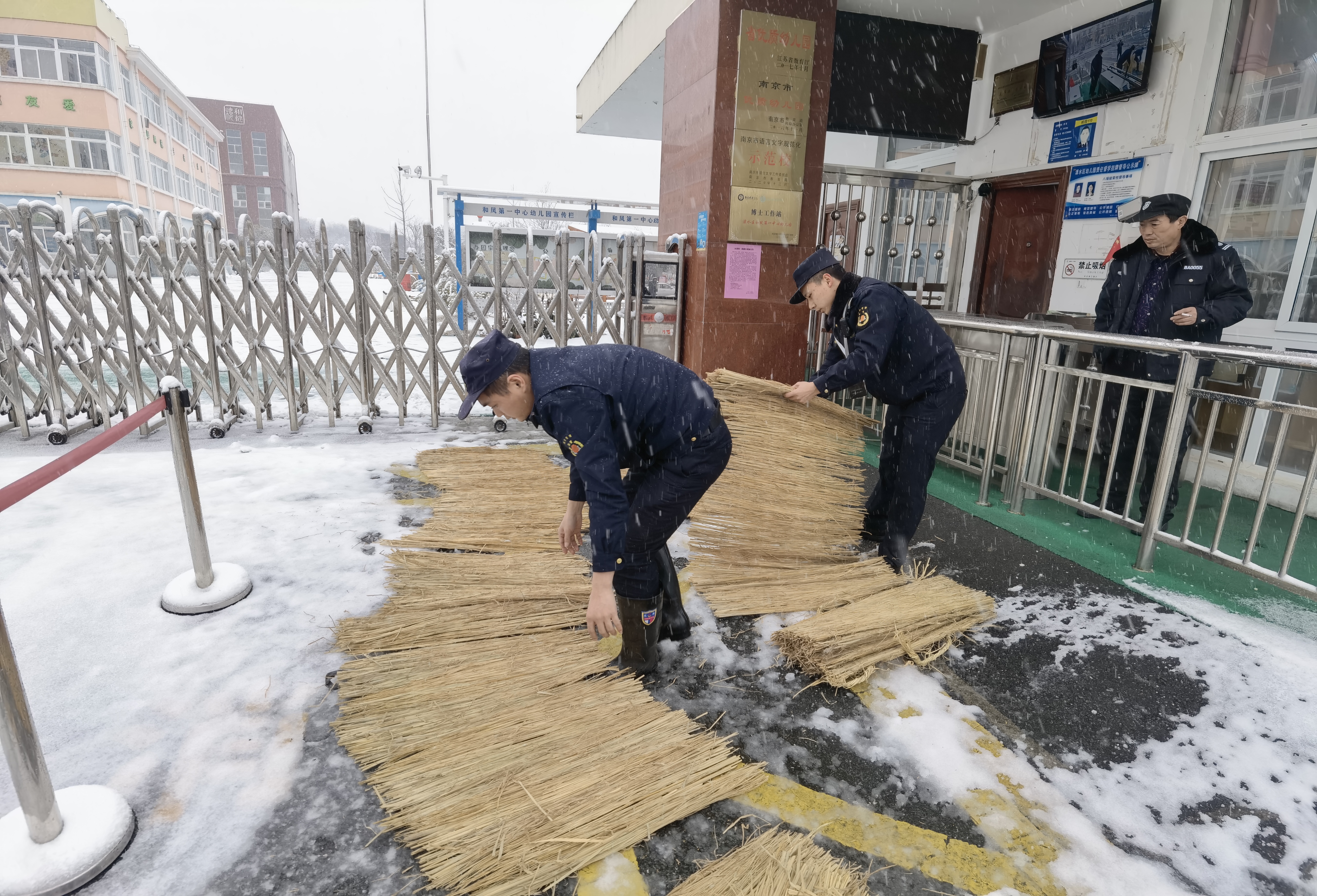 风雪中这些忙碌的身影温暖了南京城