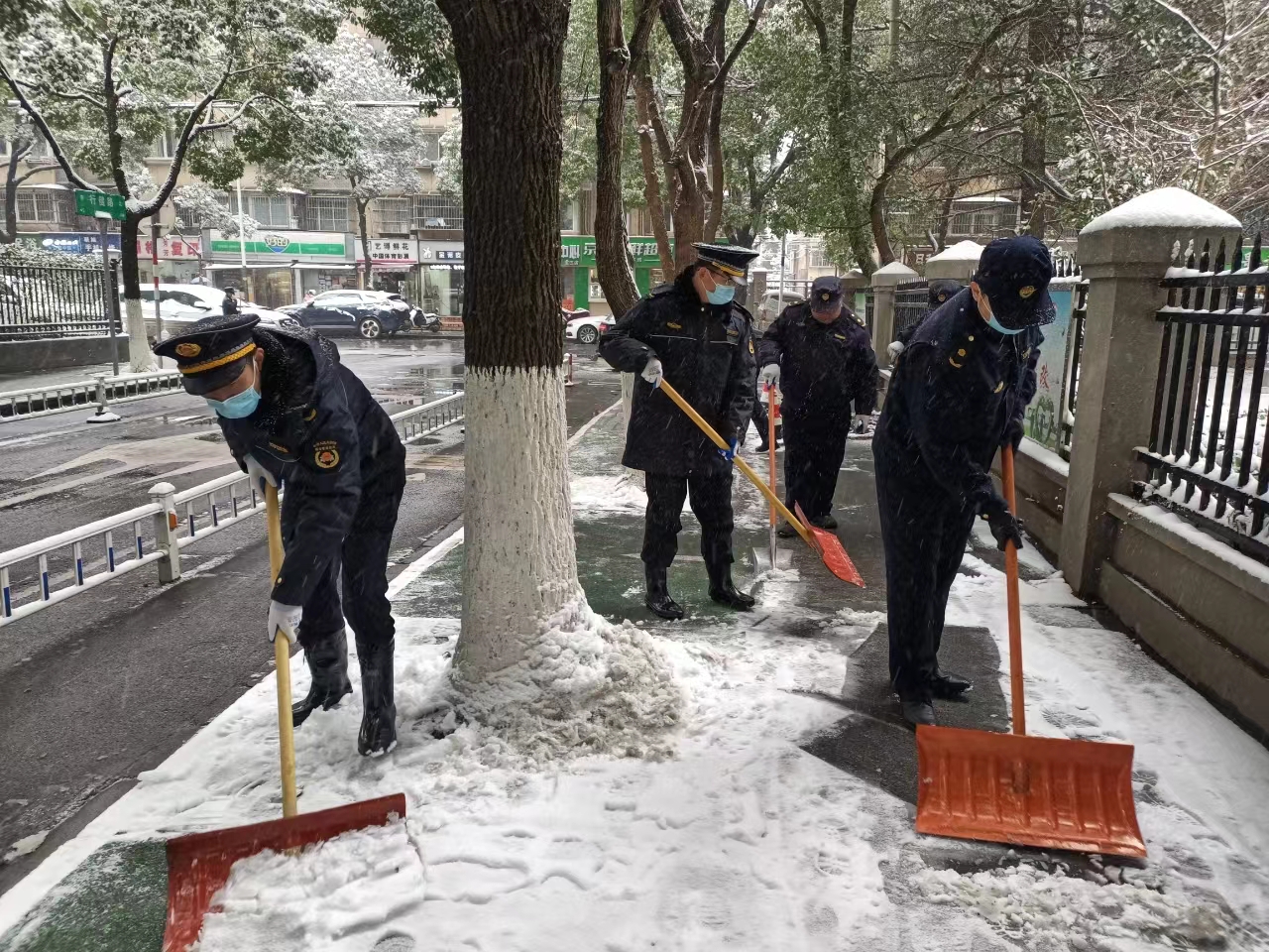 风雪中这些忙碌的身影温暖了南京城