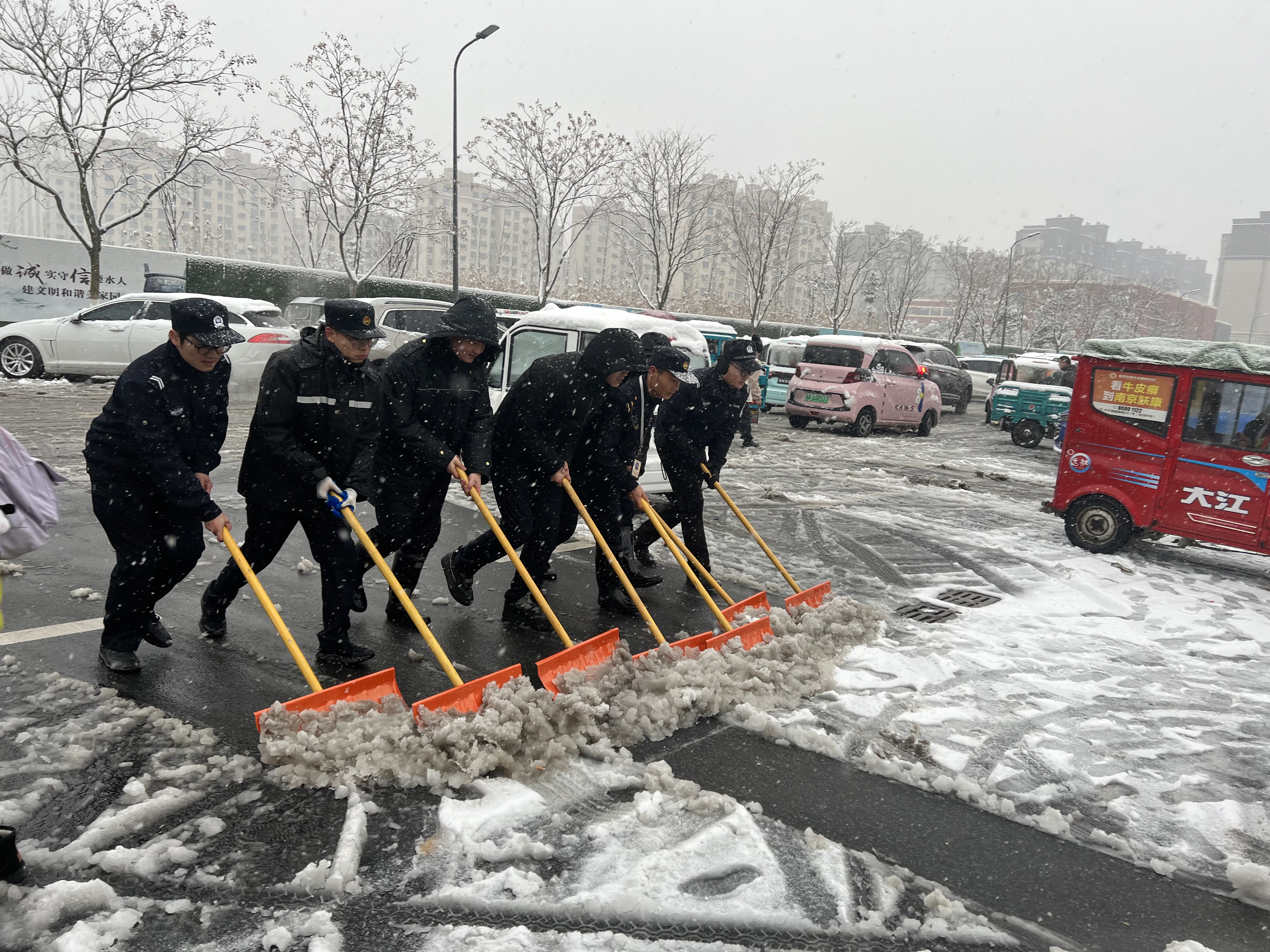 风雪中这些忙碌的身影温暖了南京城