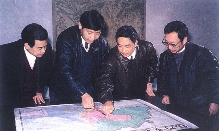 1991年12月,习近平与同事讨论福州市战略规划设想。