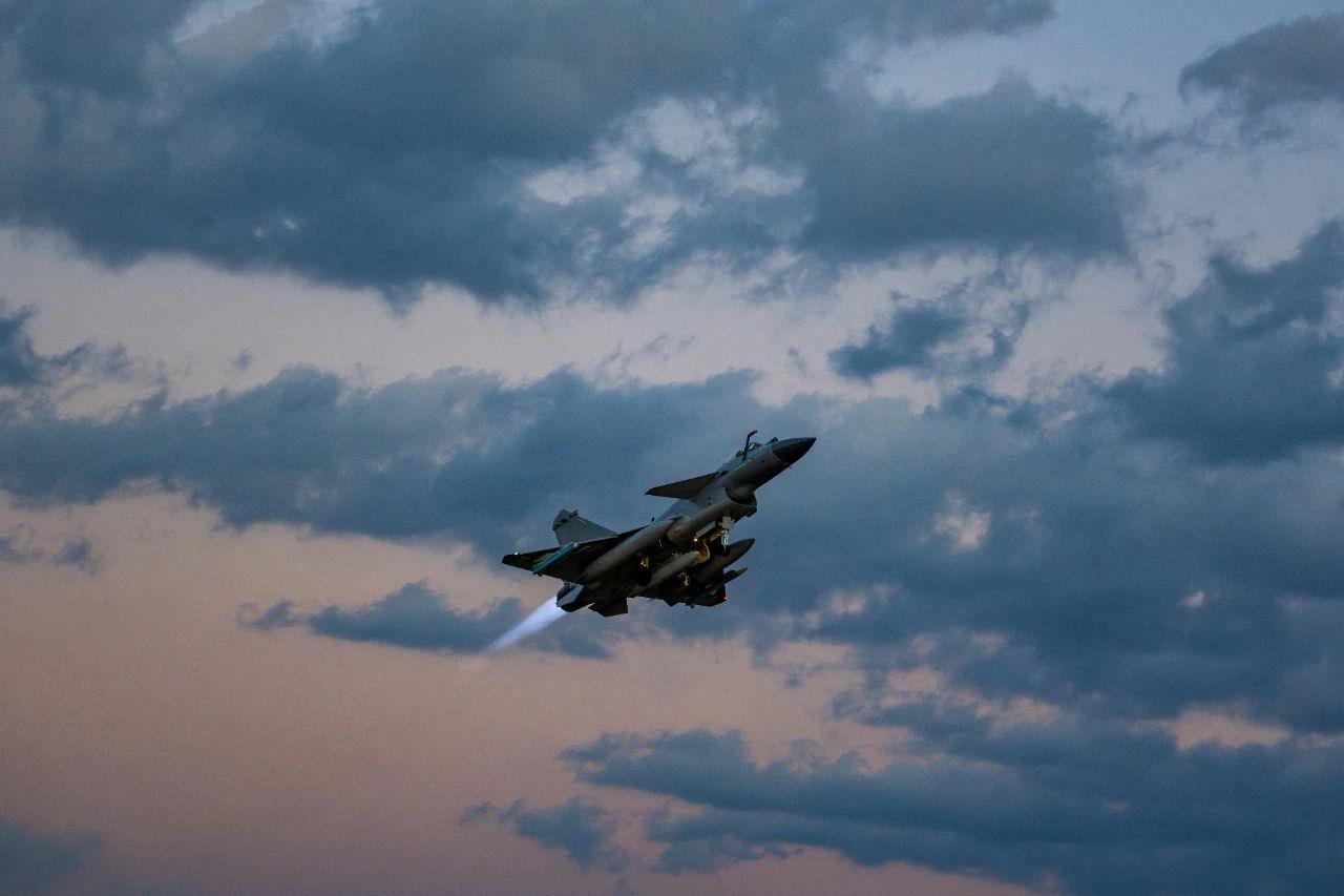 深冬时节，南部战区空军航空兵某旅组织跨昼夜飞行训练。指挥员一声令下，数架战机直冲云霄，奔赴演练区域。训练中，该旅紧贴战场环境需求，从严从难设置训练课目，为未来遂行多样化军事任务夯实基础。