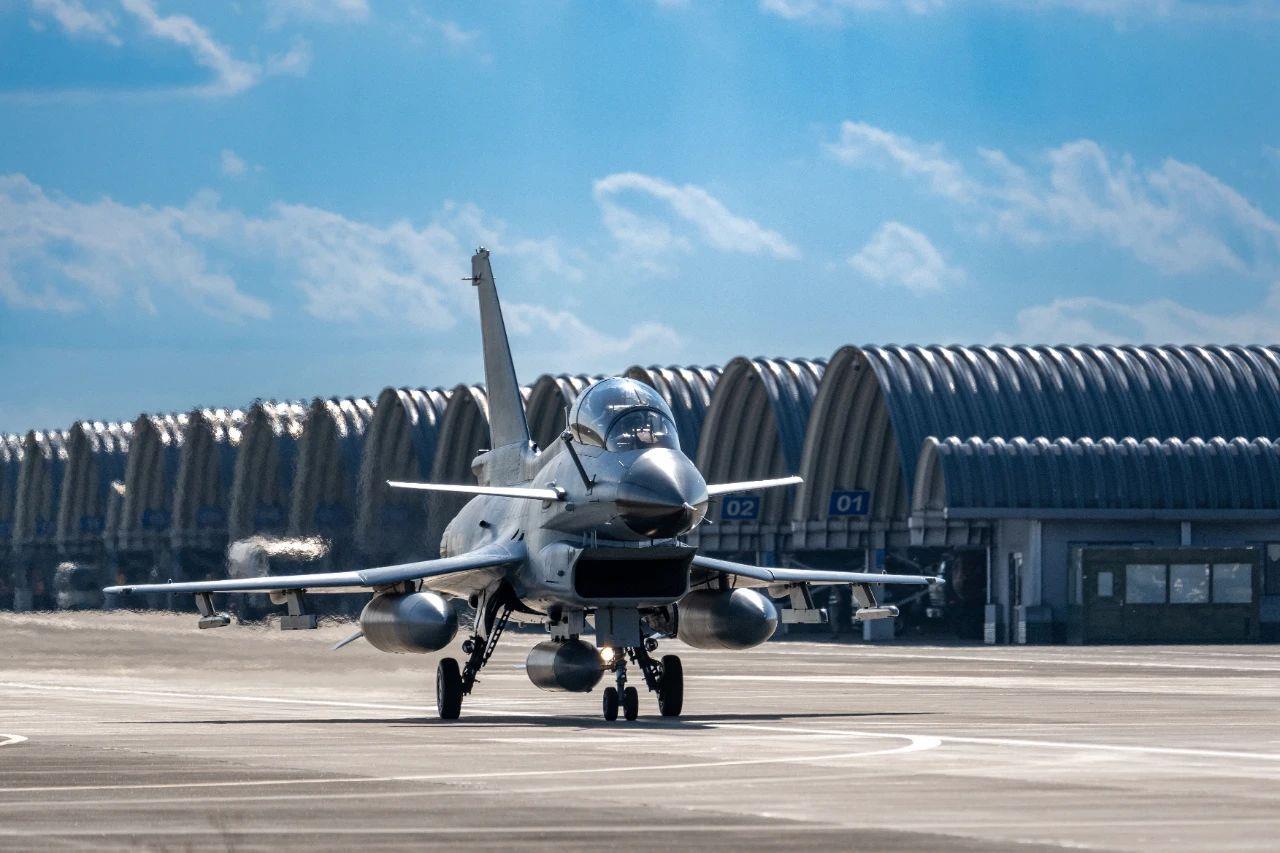 深冬时节，南部战区空军航空兵某旅组织跨昼夜飞行训练。指挥员一声令下，数架战机直冲云霄，奔赴演练区域。训练中，该旅紧贴战场环境需求，从严从难设置训练课目，为未来遂行多样化军事任务夯实基础。