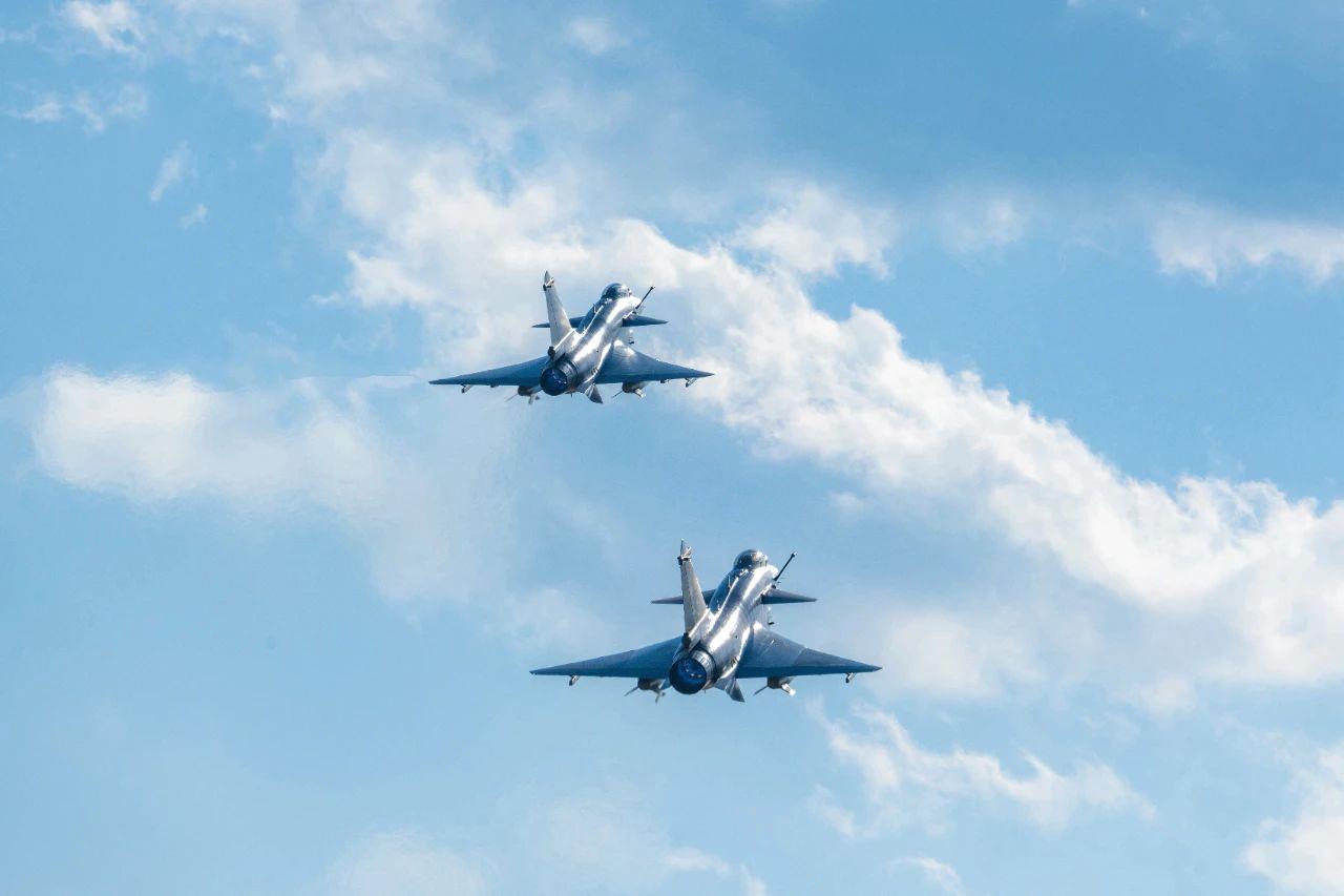 深冬时节，南部战区空军航空兵某旅组织跨昼夜飞行训练。指挥员一声令下，数架战机直冲云霄，奔赴演练区域。训练中，该旅紧贴战场环境需求，从严从难设置训练课目，为未来遂行多样化军事任务夯实基础。