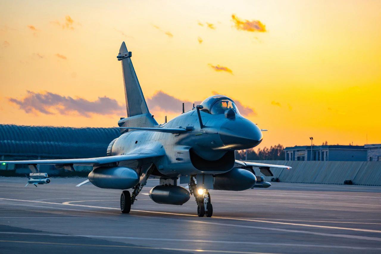 深冬时节，南部战区空军航空兵某旅组织跨昼夜飞行训练。指挥员一声令下，数架战机直冲云霄，奔赴演练区域。训练中，该旅紧贴战场环境需求，从严从难设置训练课目，为未来遂行多样化军事任务夯实基础。