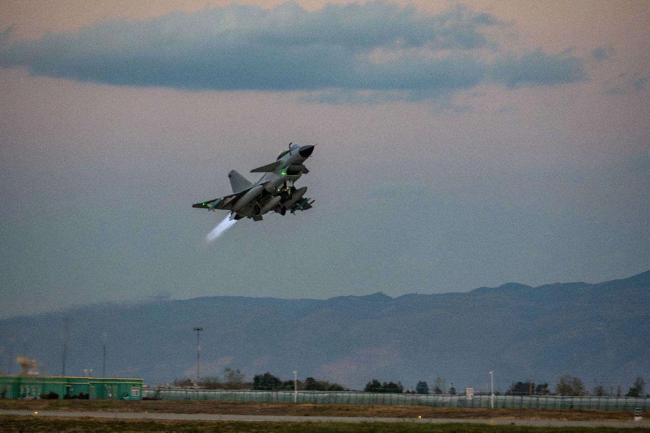 深冬时节，南部战区空军航空兵某旅组织跨昼夜飞行训练。指挥员一声令下，数架战机直冲云霄，奔赴演练区域。训练中，该旅紧贴战场环境需求，从严从难设置训练课目，为未来遂行多样化军事任务夯实基础。