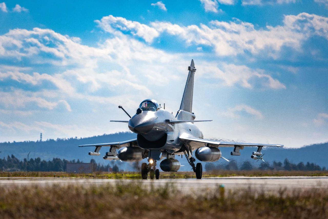 深冬时节，南部战区空军航空兵某旅组织跨昼夜飞行训练。指挥员一声令下，数架战机直冲云霄，奔赴演练区域。训练中，该旅紧贴战场环境需求，从严从难设置训练课目，为未来遂行多样化军事任务夯实基础。
