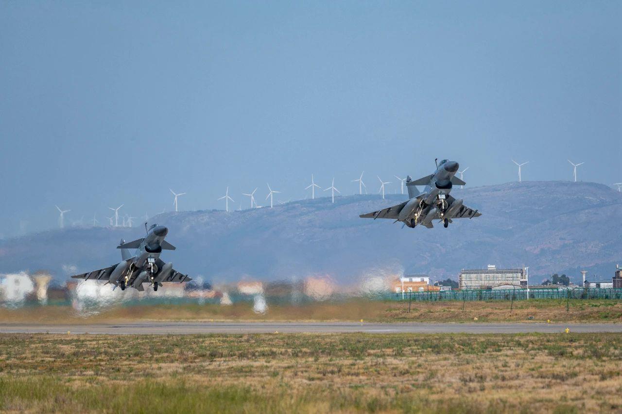 深冬时节，南部战区空军航空兵某旅组织跨昼夜飞行训练。指挥员一声令下，数架战机直冲云霄，奔赴演练区域。训练中，该旅紧贴战场环境需求，从严从难设置训练课目，为未来遂行多样化军事任务夯实基础。