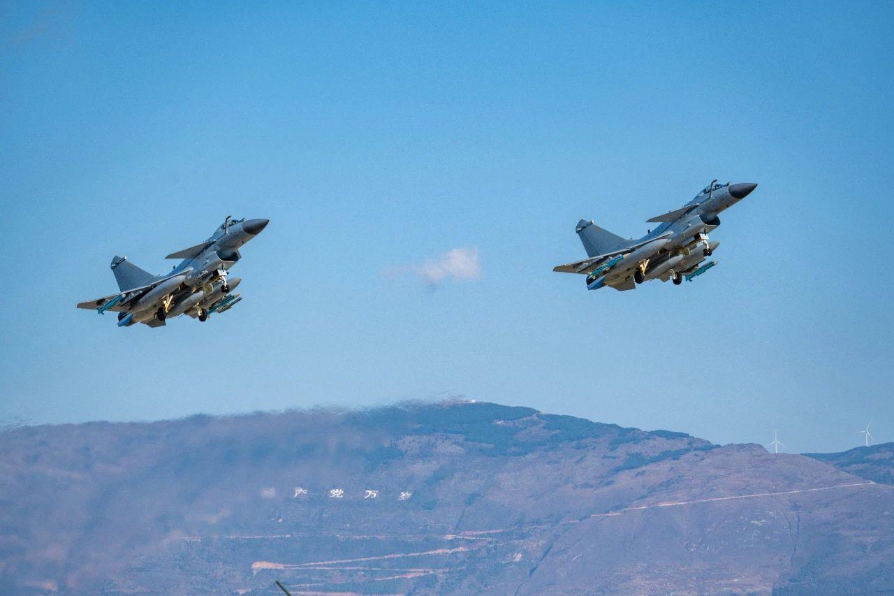 深冬时节，南部战区空军航空兵某旅组织跨昼夜飞行训练。指挥员一声令下，数架战机直冲云霄，奔赴演练区域。训练中，该旅紧贴战场环境需求，从严从难设置训练课目，为未来遂行多样化军事任务夯实基础。