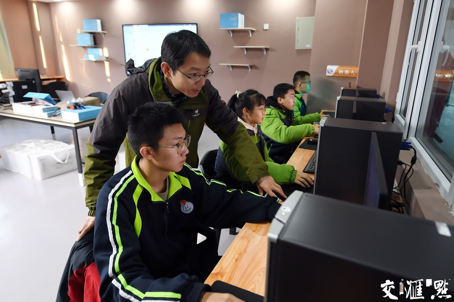 12月24日，在位于新疆伊犁的可克达拉市镇江高级中学，对口支援的镇江教师正在为学生授课。新华日报交汇点记者 万程鹏 摄