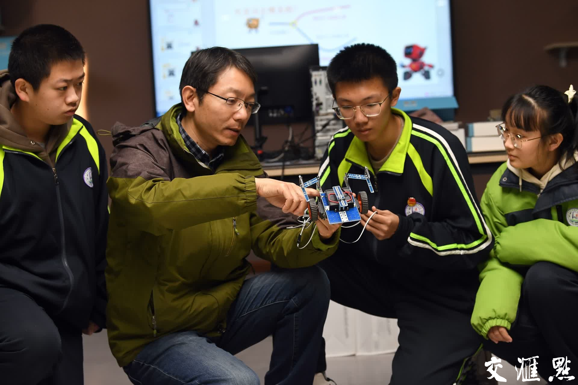 12月24日，在位于新疆伊犁的可克达拉市镇江高级中学，对口支援的镇江教师正在为学生授课。新华日报交汇点记者 万程鹏 摄