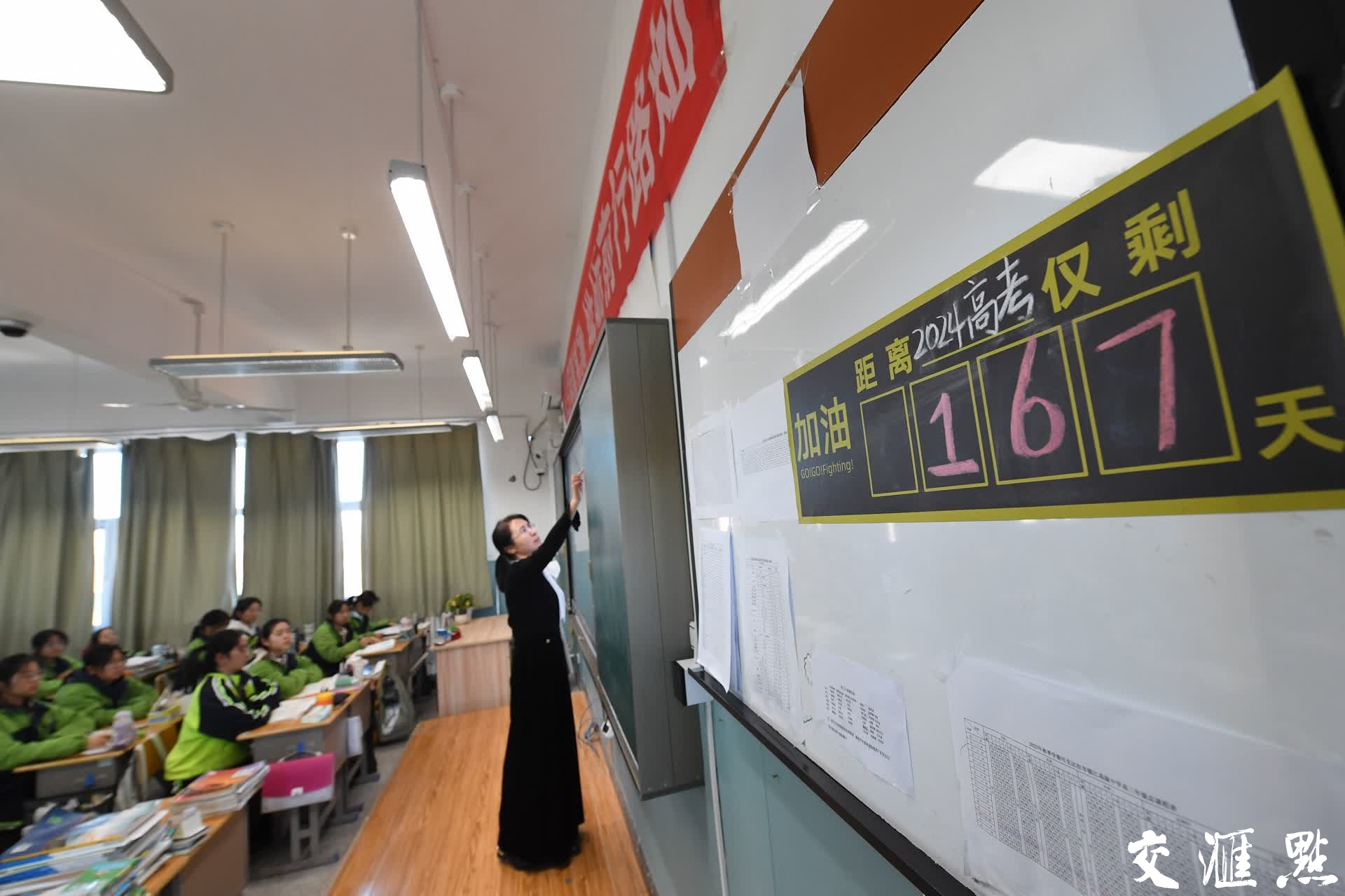 镇江以“托管式”与“组团式”相结合，先后选派“校长+中层干部+ 骨千教师 ”教师团队共5批173人次 ，援助可克达拉市镇江高级中学和金山实验学校。新华日报交汇点记者 万程鹏 摄