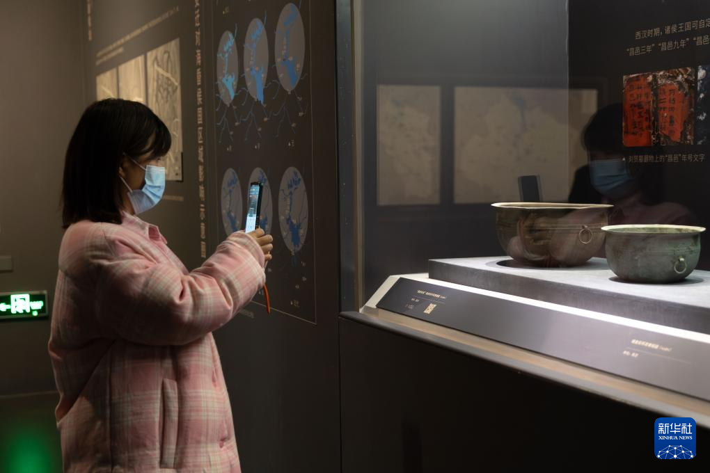 参观相遇海昏侯西汉刘贺墓精品文物展
