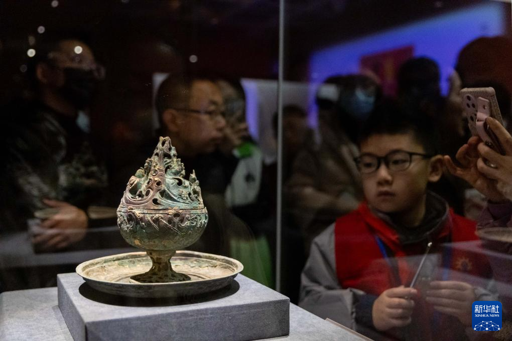 参观相遇海昏侯西汉刘贺墓精品文物展