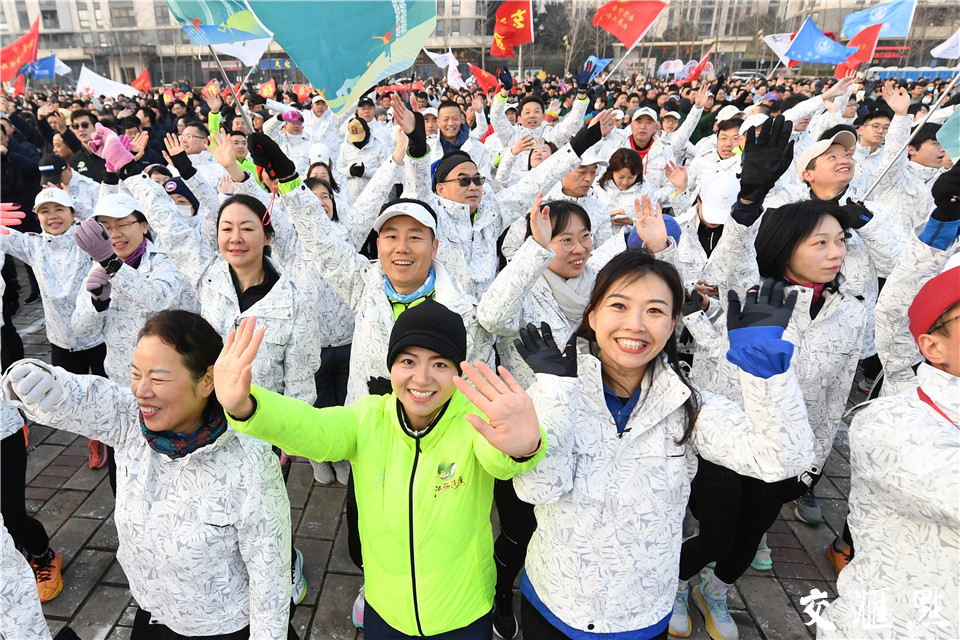 喜迎青奥十周年，全民健身向未来。1月1日，南京市第42届元旦健身长跑运动会在南京在青奥村广场开跑。
新华日报·交汇点记者 万程鹏 摄