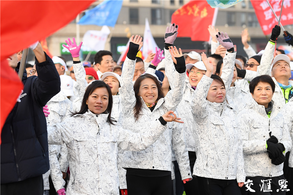 伴随着一声嘹亮激昂的鸣笛，长跑队伍从青奥村广场出发，经过南京奥林匹克博物馆、南京眼步行桥等，最后到达鱼嘴湿地公园，线路串联了当年南京青奥会各标志性景点。