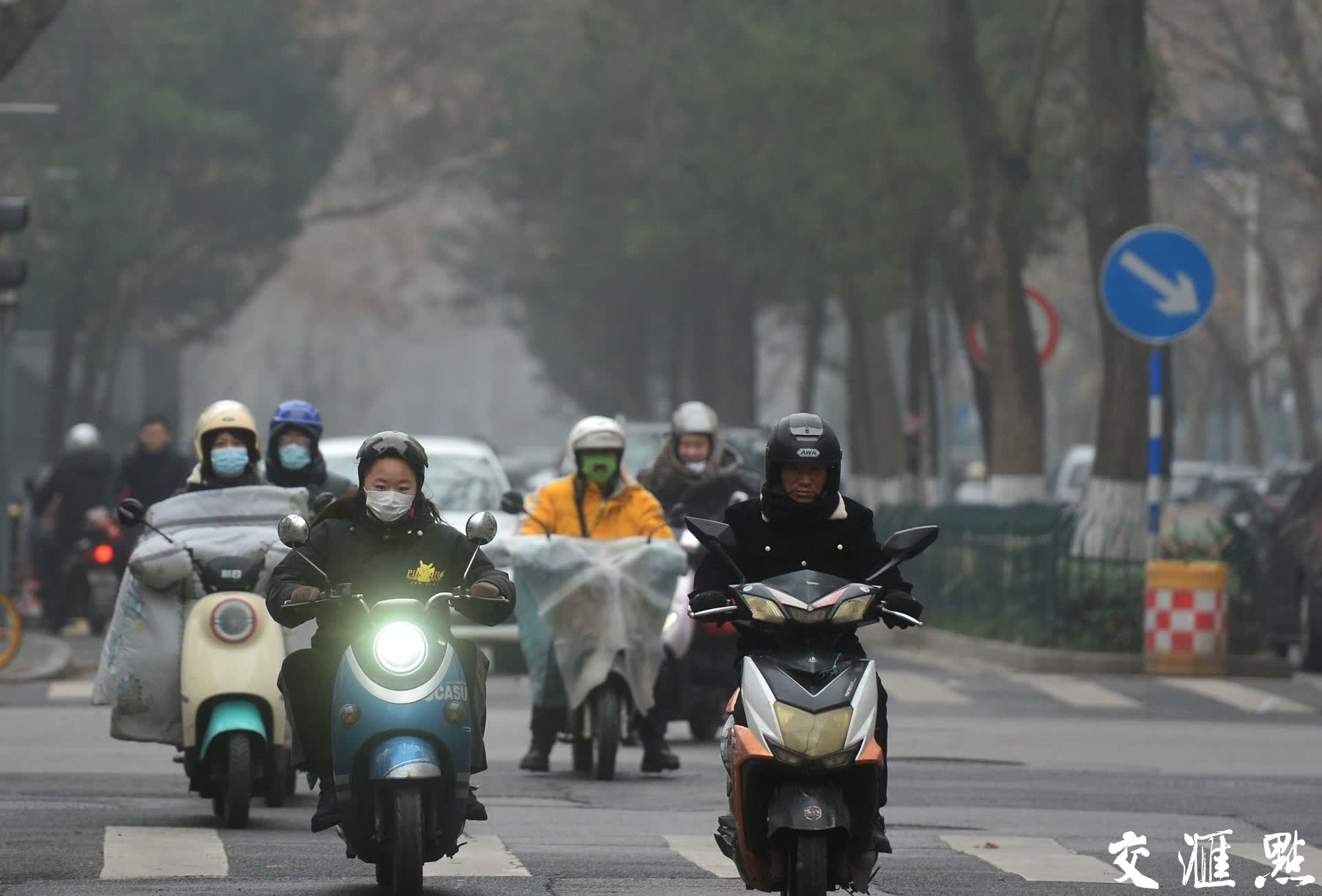 1月4日，市民骑行在大雾笼罩下的南京街头。
新华日报·交汇点记者 郎从柳摄