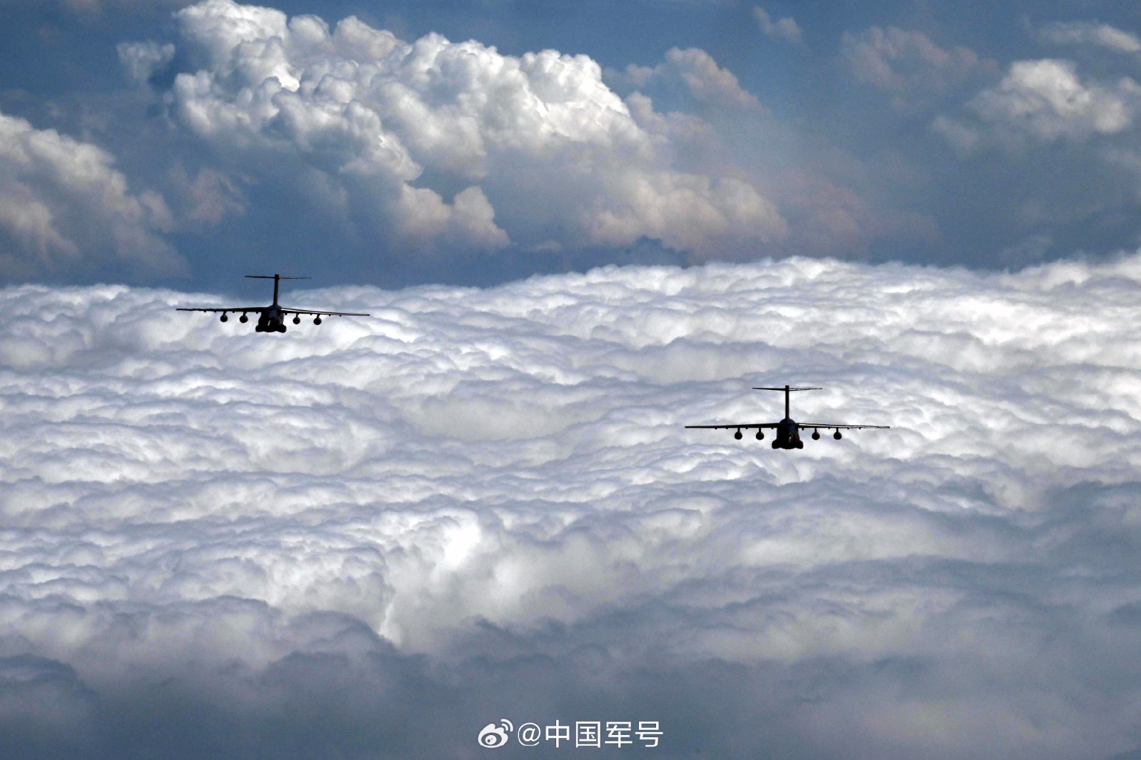 运-20的航迹遍布亚洲、非洲、欧洲和大洋洲，搭建了一条与世界人民交流的情感纽带，成为人民空军奋飞强军的战略标识。装备运-20的空军航空兵部队官兵一次次领命出征，一次次不辱使命，成为展示中国军队形象的名片和外界了解中国军队的窗口。