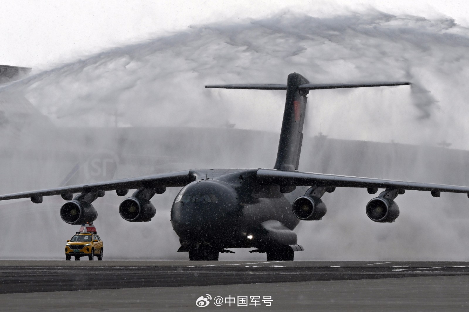 运-20的航迹遍布亚洲、非洲、欧洲和大洋洲，搭建了一条与世界人民交流的情感纽带，成为人民空军奋飞强军的战略标识。装备运-20的空军航空兵部队官兵一次次领命出征，一次次不辱使命，成为展示中国军队形象的名片和外界了解中国军队的窗口。