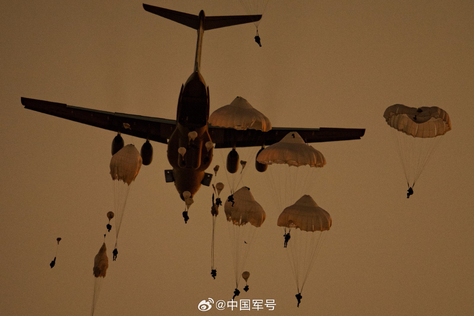 运-20的航迹遍布亚洲、非洲、欧洲和大洋洲，搭建了一条与世界人民交流的情感纽带，成为人民空军奋飞强军的战略标识。装备运-20的空军航空兵部队官兵一次次领命出征，一次次不辱使命，成为展示中国军队形象的名片和外界了解中国军队的窗口。