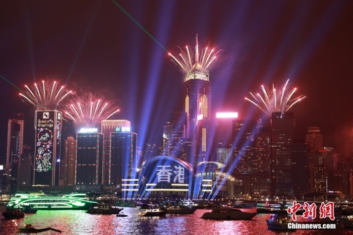 2023年元旦零时,香港维多利亚港夜空中再度上演10分钟的“幻彩咏香江”加强版烟火汇演。 <a target='_blank' href='/'>中新社</a>发 孙有三 摄 2023年元旦零时,香港维多利亚港夜空中再度上演10分钟的“幻彩咏香江”加强版烟火汇演。 <a target='_blank' href='/'>中新社</a>发 孙有三 摄