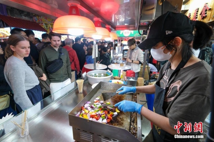 庙街夜市的美食摊档,吸引旅客光顾。<a target='_blank' href='/' >中新网</a>记者 陈永诺 摄 庙街夜市的美食摊档,吸引旅客光顾。<a target='_blank' href='/' >中新网</a>记者 陈永诺 摄
