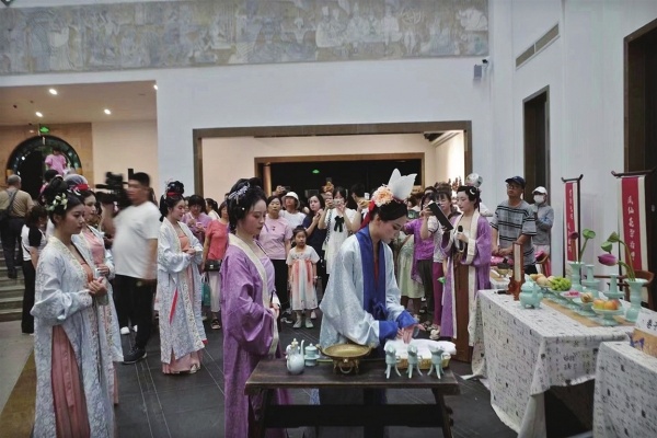 去年暑期,9家博物馆服务时间延长至21点,吸引更多观众走进博物馆。□记者 朱执竞 摄 去年暑期,9家博物馆服务时间延长至21点,吸引更多观众走进博物馆。□记者 朱执竞 摄