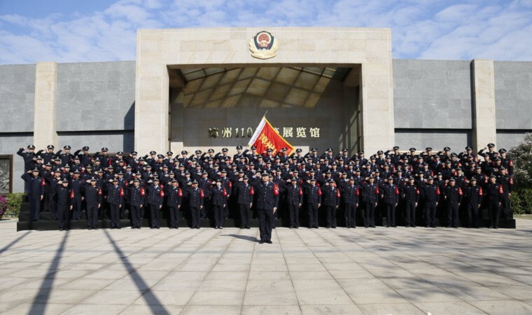 2021年1月10日上午,“漳州110”全体民警迎接首个“中国人民警察节”。漳州市公安局供图10日上午,“漳州110”全体民警迎接首个“中国人民警察节”。(漳州市公安局供图)