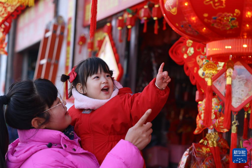 1月11日，在山东省滕州市级索镇，一名小朋友被年集上销售的红灯笼吸引。
进入农历腊月，春节日益临近，人们忙着购年货、写春联，红红火火迎新春。
新华社发（钟家增摄）