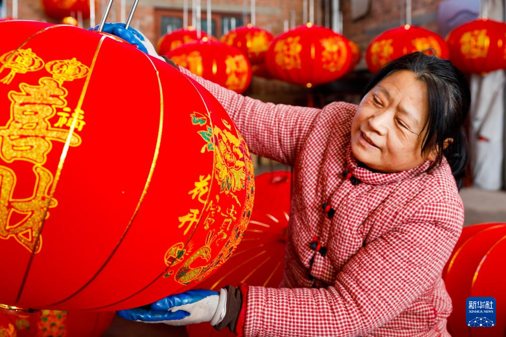 1月11日，河南省焦作市武陟县西陶镇石荆村一家手工灯笼制作工坊的工人在制作红灯笼。
进入农历腊月，春节日益临近，人们忙着购年货、写春联，红红火火迎新春。
新华社发（王琳锋摄）