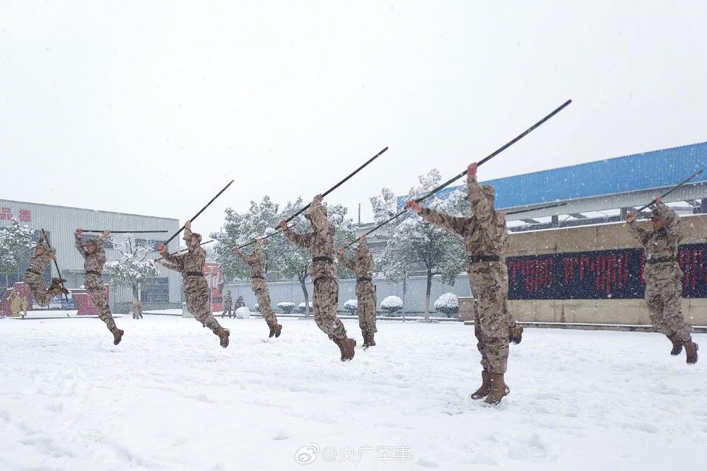 近日，武警浙江总队金华支队紧抓雪天练兵时机，组织官兵开展刺杀对抗、擒敌动作、极限体能等课目训练，进一步激发官兵训练热情，提升作战水平。 （辜承烃 慕仲骅） ​​​