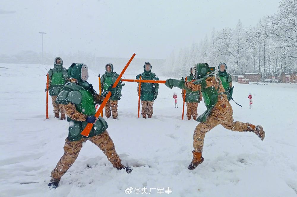 武警冬季体能服图片