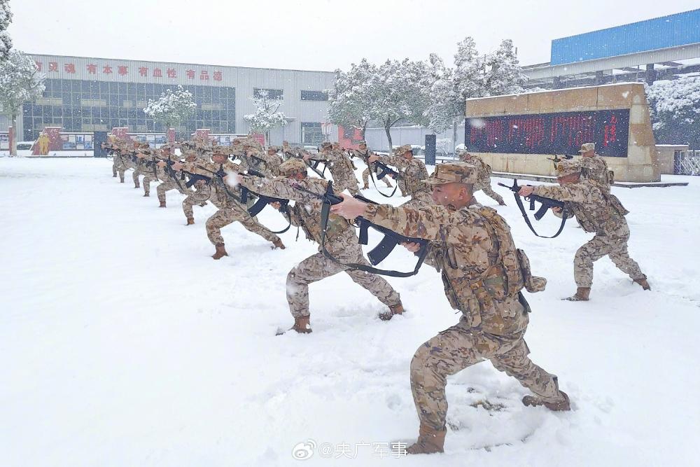 近日，武警浙江总队金华支队紧抓雪天练兵时机，组织官兵开展刺杀对抗、擒敌动作、极限体能等课目训练，进一步激发官兵训练热情，提升作战水平。 （辜承烃 慕仲骅） ​​​