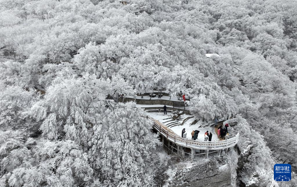 1月21日，游人在江苏连云港市海上云台山景区观赏雾凇、雪凇叠加景色（无人机照片）。