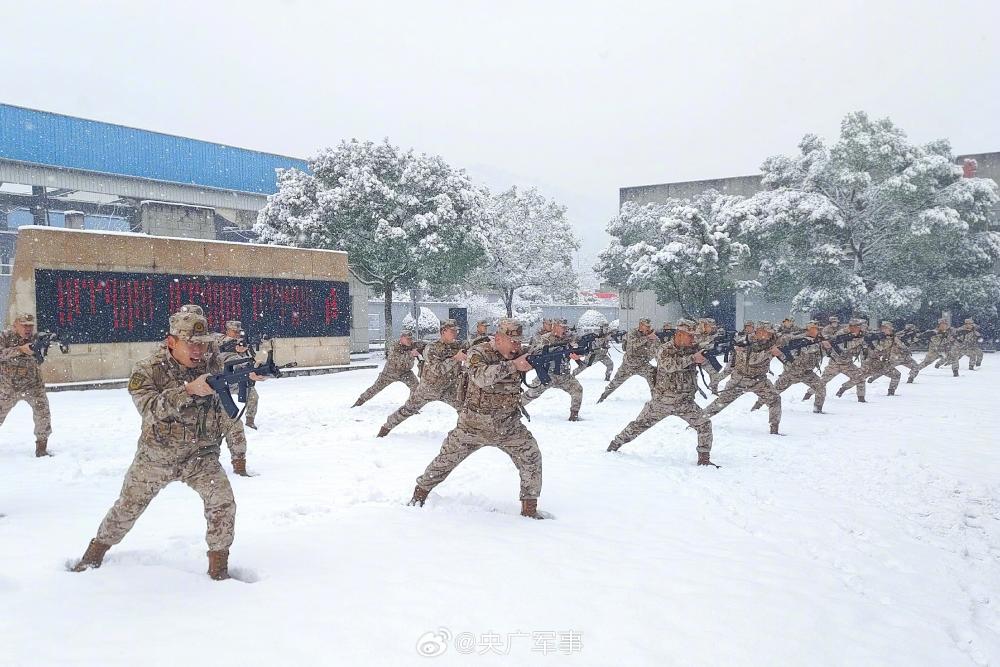 近日，武警浙江总队金华支队紧抓雪天练兵时机，组织官兵开展刺杀对抗、擒敌动作、极限体能等课目训练，进一步激发官兵训练热情，提升作战水平。 （辜承烃 慕仲骅） ​​​