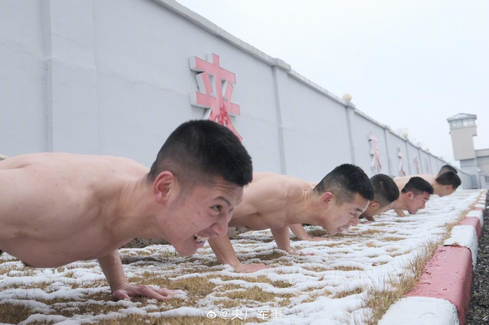 近日，武警浙江总队金华支队紧抓雪天练兵时机，组织官兵开展刺杀对抗、擒敌动作、极限体能等课目训练，进一步激发官兵训练热情，提升作战水平。 （辜承烃 慕仲骅） ​​​