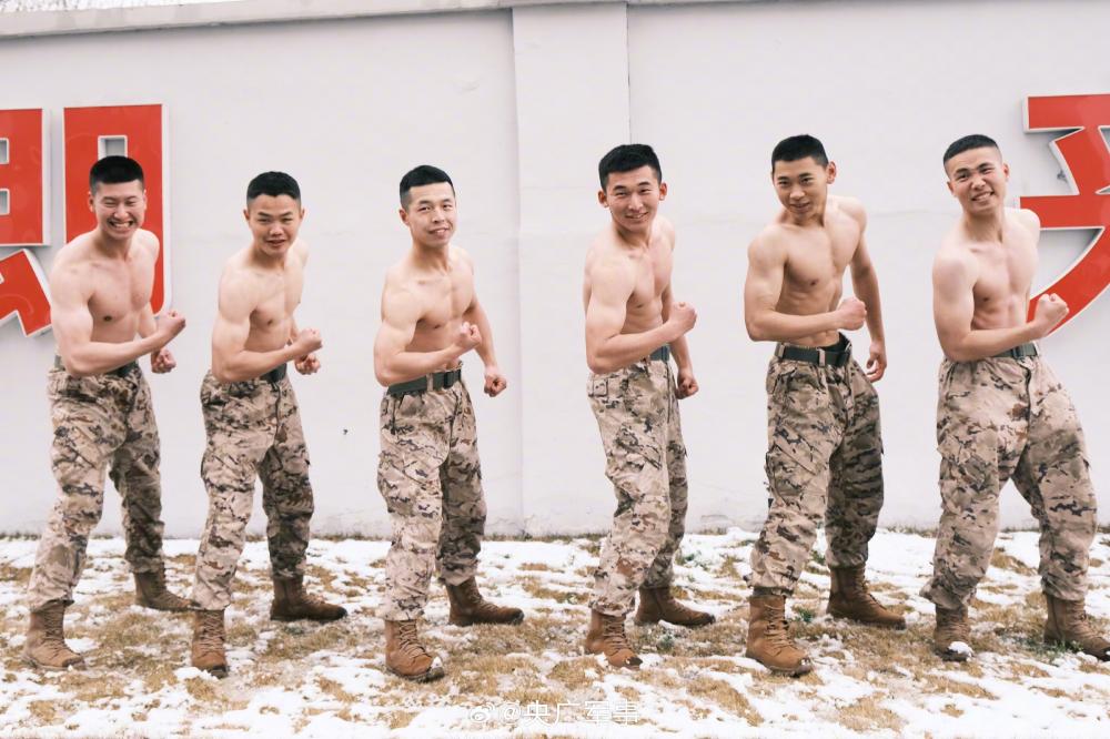 近日，武警浙江总队金华支队紧抓雪天练兵时机，组织官兵开展刺杀对抗、擒敌动作、极限体能等课目训练，进一步激发官兵训练热情，提升作战水平。 （辜承烃 慕仲骅） ​​​