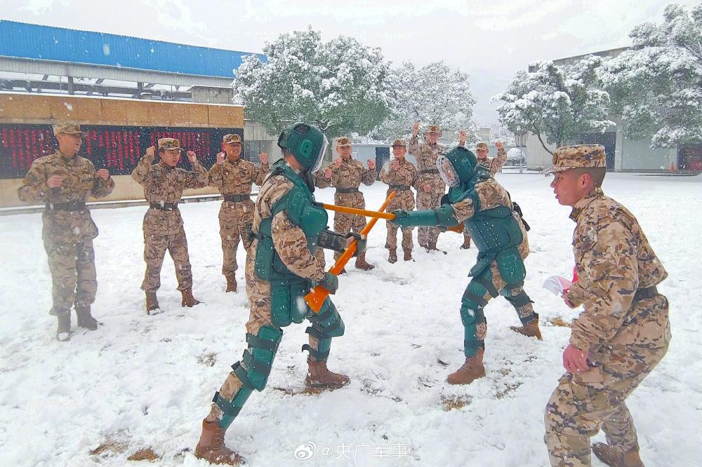 近日，武警浙江总队金华支队紧抓雪天练兵时机，组织官兵开展刺杀对抗、擒敌动作、极限体能等课目训练，进一步激发官兵训练热情，提升作战水平。 （辜承烃 慕仲骅） ​​​
