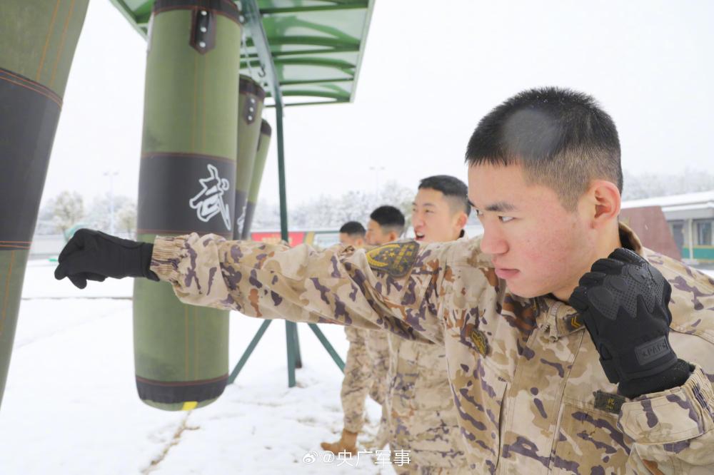 近日，武警浙江总队金华支队紧抓雪天练兵时机，组织官兵开展刺杀对抗、擒敌动作、极限体能等课目训练，进一步激发官兵训练热情，提升作战水平。 （辜承烃 慕仲骅） ​​​