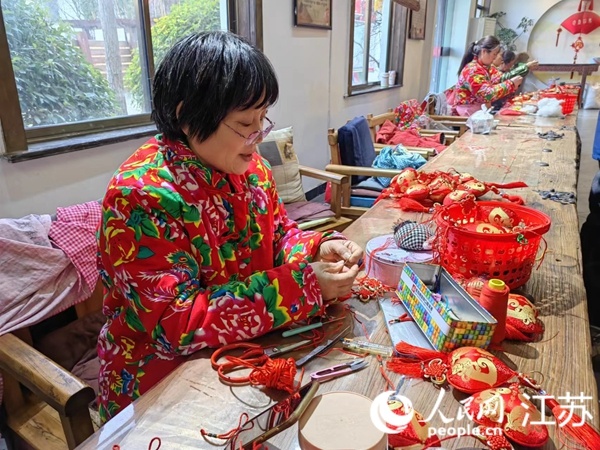 马庄香包文化大院内,绣娘正在制作香包。人民网 黄启源摄