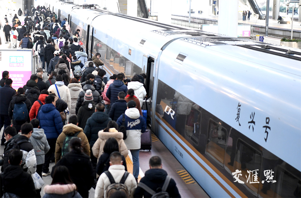 2024年1月26日，在南京火车站，大批旅客通过闸机准备乘车。