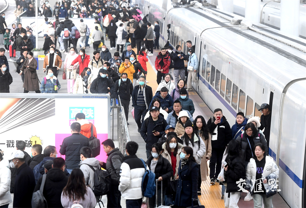 2024年1月26日，南京火车站站台客流涌动。