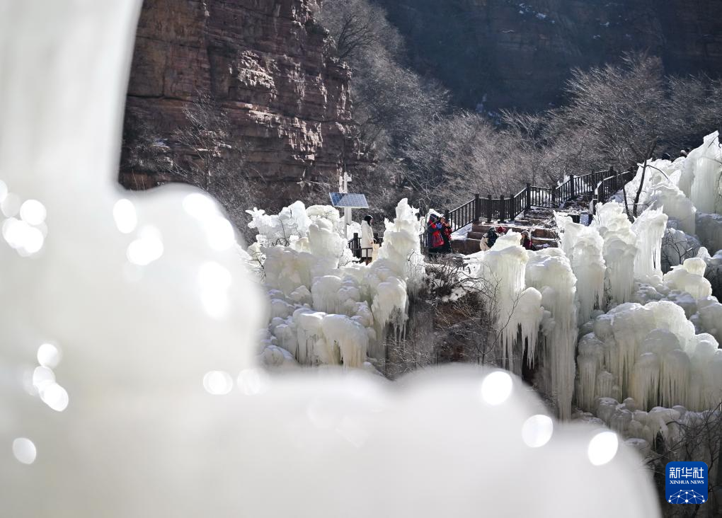 1月25日，游客在赞皇县嶂石岩景区观赏冰瀑。