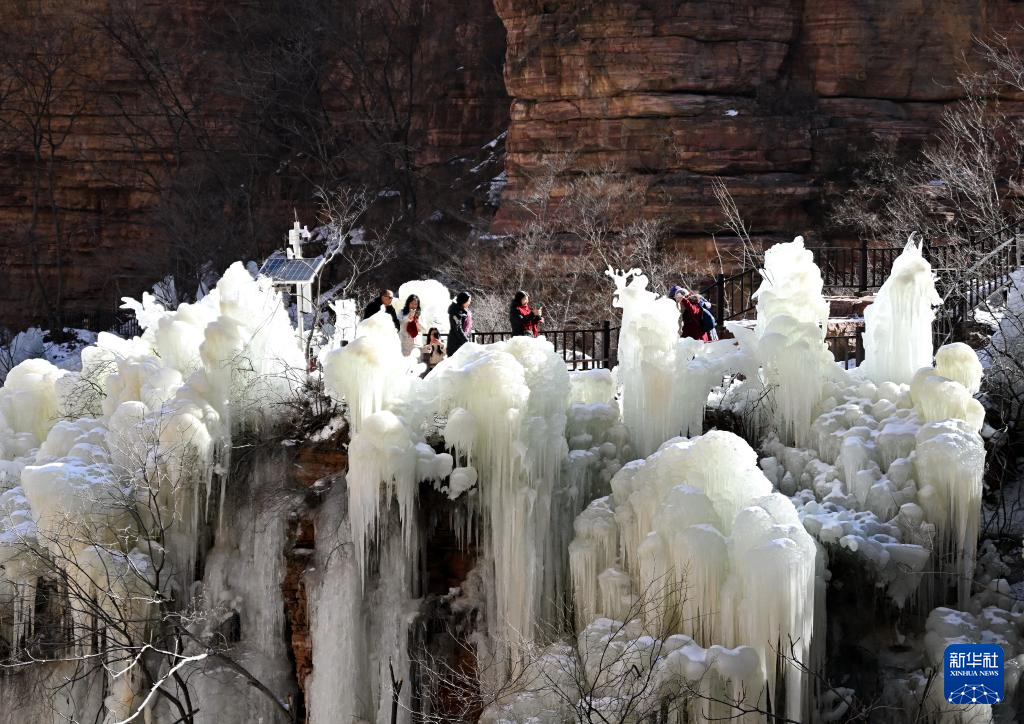 1月25日，游客在赞皇县嶂石岩景区观赏冰瀑。
