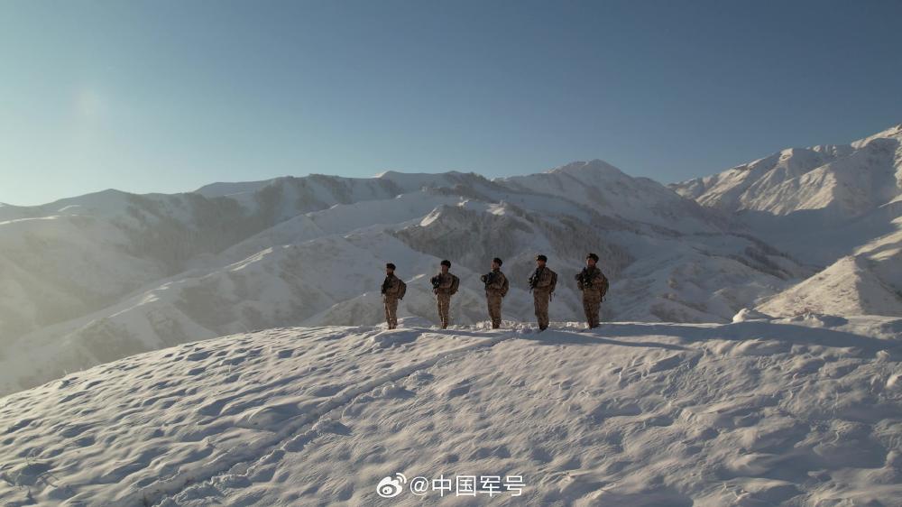 近日,新疆军区某边防团阿拉马力连组织开展边防勤务训练