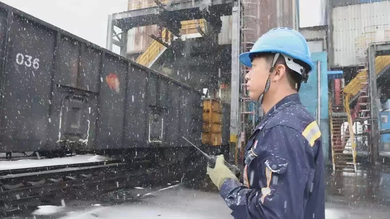 神东矿区工作人员加大装车站点检查频次,每天数百辆运煤专列从这里运往各地。受访者供图
