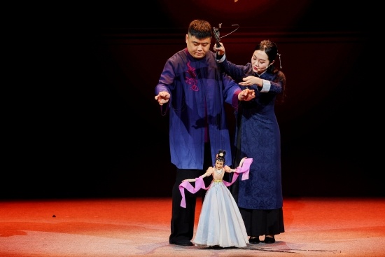 “何以中国·向海泉州”网络主题活动现场,蔡思雅和搭档表演提线木偶戏。