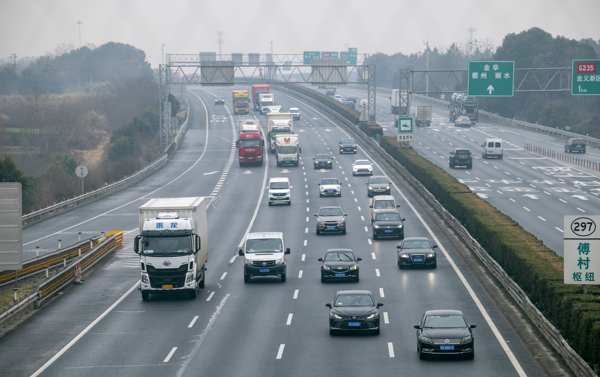 央广时评温暖启程②自驾春运创新高保通保畅更要保安全