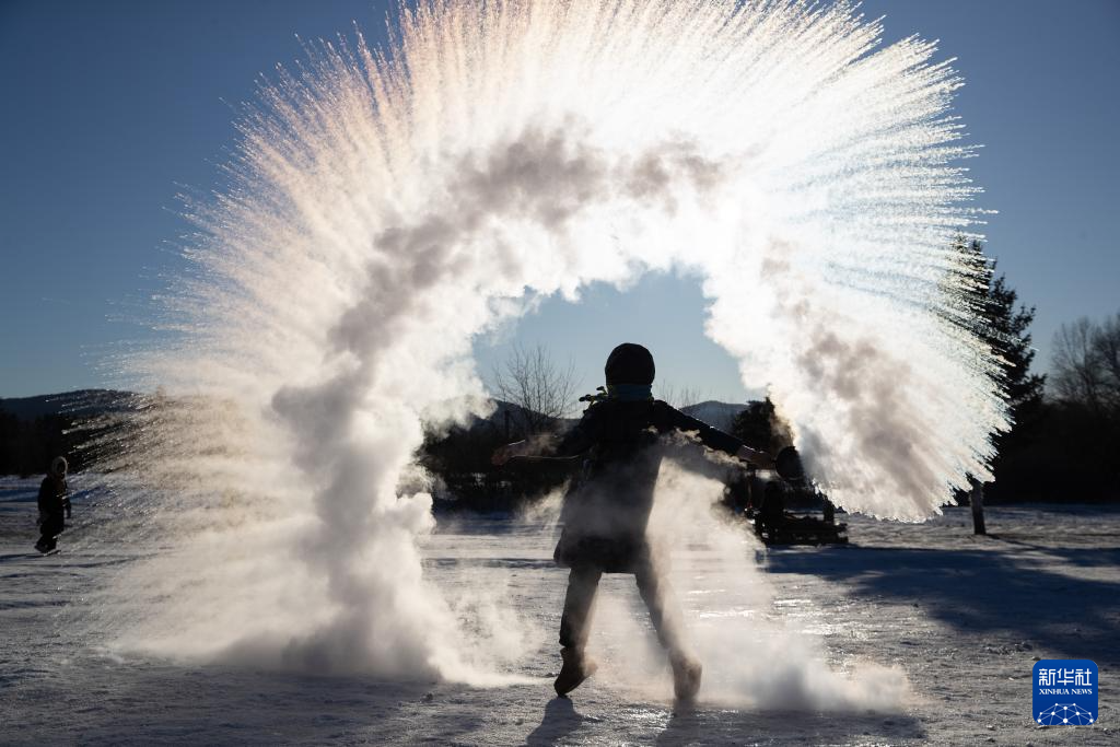2月2日,游客在漠河市北极村体验"泼水成冰".新华社记者 张涛 摄