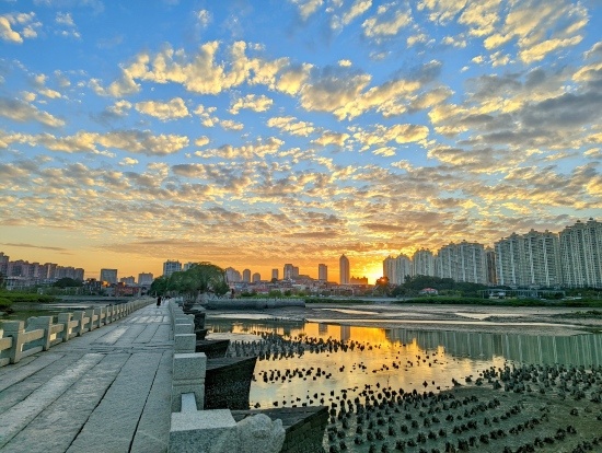 夕阳余晖下的洛阳桥(局部)。受访者供图
