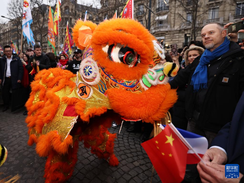 法国华人社区4日在巴黎香榭丽舍大街主办舞龙舞狮等表演活动，庆祝即将到来的龙年春节。